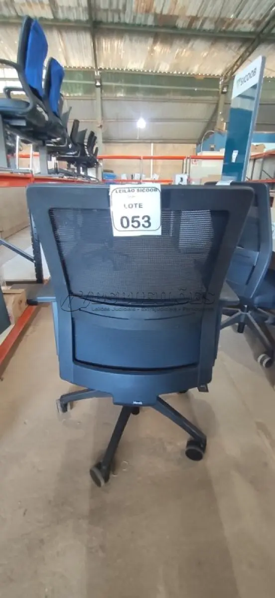 LOTE 053 - 01 CADEIRA PARA ESCRITÓRIO GIRATÓRIA ERGONÔMICA MARELLI COM ENCOSTO EM TELA MESH PRETA. (NO ESTADO) ATENÇÃO! FAZER A VISITAÇÃO ANTES DE ARREMATAR, NÃO SABEMOS SE FUNCIONA, LEILÃO NÃO TEM GARANTIA E NEM DEVOLUÇÃO, SUJEITO A POSSÍVEIS AVARIAS VISÍVEIS/OCULTAS E/OU AUSÊNCIA DE COMPONENTES.