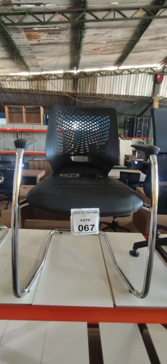 LOTE 067 - 01 CADEIRA PLAX METAL EXECUTIVA FIXA ESTRUTURA CROMADA. (NO ESTADO) ATENÇÃO! FAZER A VISITAÇÃO ANTES DE ARREMATAR, NÃO SABEMOS SE FUNCIONA, LEILÃO NÃO TEM GARANTIA E NEM DEVOLUÇÃO, SUJEITO A POSSÍVEIS AVARIAS VISÍVEIS/OCULTAS E/OU AUSÊNCIA DE COMPONENTES.