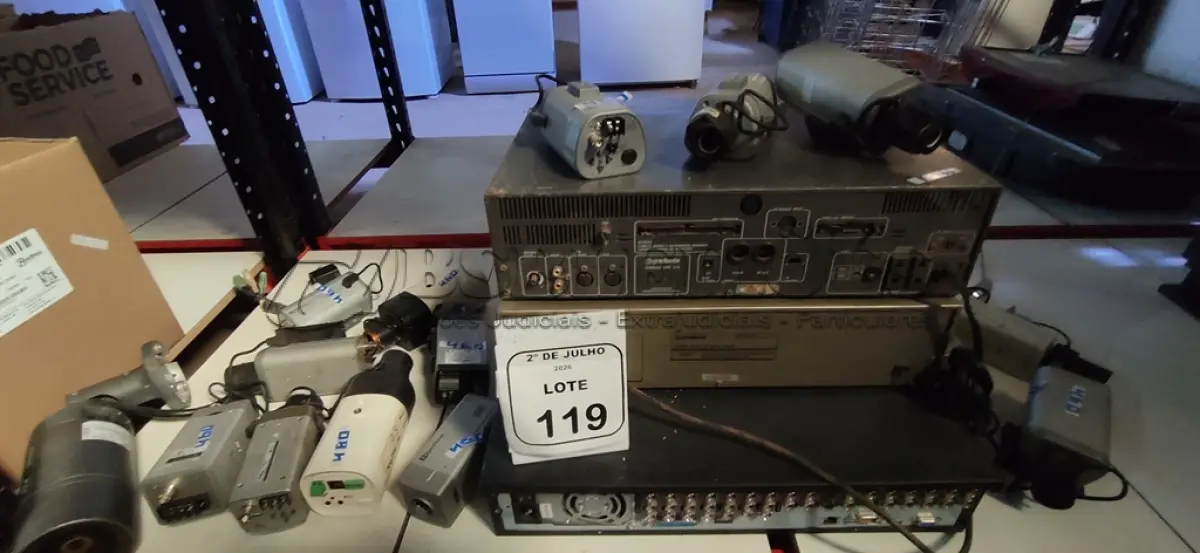 LOTE 119 - 01 TOCA FITAS, 01 MICROCOMPUTADOR MODELO EXPERT MSX MARCA GRADIENTE, 01 DVR MARCA INTELBRAS E VÁRIAS CÂMERAS DE MONITORAMENTO DE MARCAS E MODELOS DIVERSOS. (NO ESTADO) ATENÇÃO! FAZER A VISITAÇÃO ANTES DE ARREMATAR, NÃO SABEMOS SE FUNCIONA, LEILÃO NÃO TEM GARANTIA E NEM DEVOLUÇÃO, SUJEITO A POSSÍVEIS AVARIAS VISÍVEIS/OCULTAS E/OU AUSÊNCIA DE COMPONENTES.