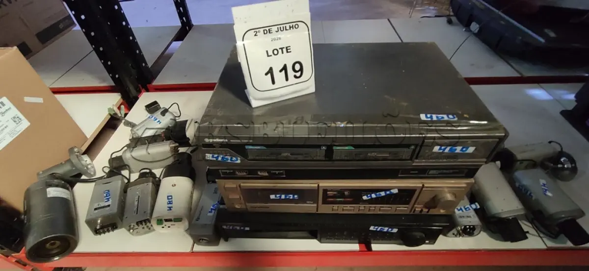 LOTE 119 - 01 TOCA FITAS, 01 MICROCOMPUTADOR MODELO EXPERT MSX MARCA GRADIENTE, 01 DVR MARCA INTELBRAS E VÁRIAS CÂMERAS DE MONITORAMENTO DE MARCAS E MODELOS DIVERSOS. (NO ESTADO) ATENÇÃO! FAZER A VISITAÇÃO ANTES DE ARREMATAR, NÃO SABEMOS SE FUNCIONA, LEILÃO NÃO TEM GARANTIA E NEM DEVOLUÇÃO, SUJEITO A POSSÍVEIS AVARIAS VISÍVEIS/OCULTAS E/OU AUSÊNCIA DE COMPONENTES.