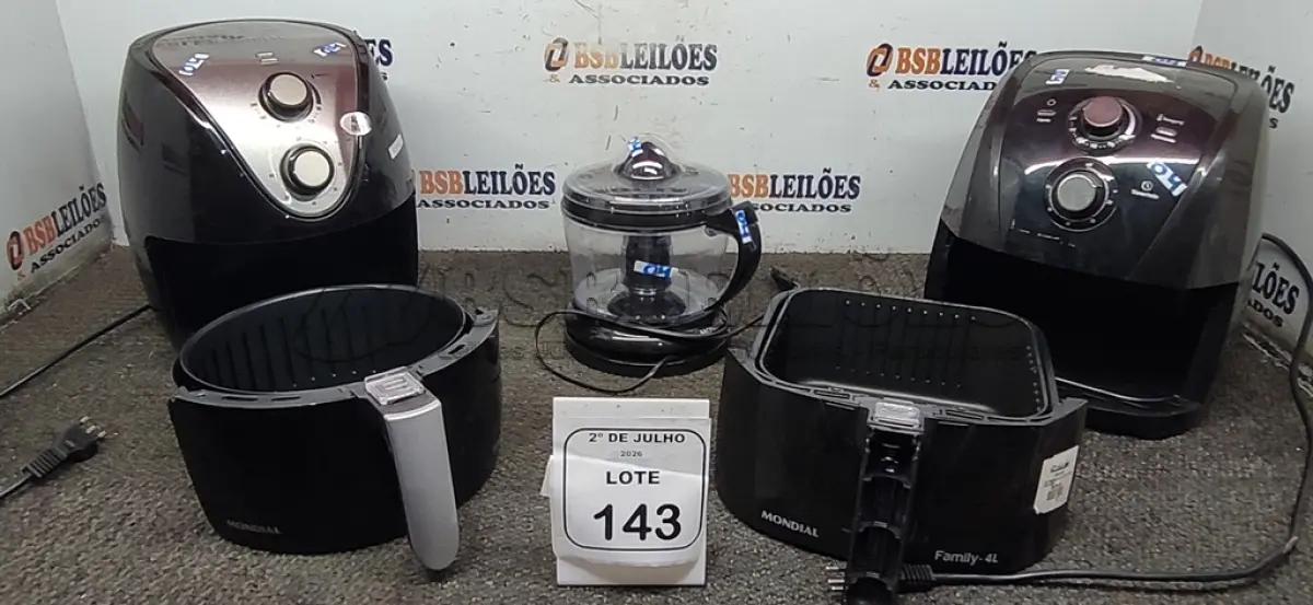 LOTE 143 - 02 AIR FRYER 220V MARCA MONDIAL E 01 ESPREMEDOR DE FRUTAS. (NO ESTADO) ATENÇÃO! FAZER A VISITAÇÃO ANTES DE ARREMATAR, NÃO SABEMOS SE FUNCIONA, LEILÃO NÃO TEM GARANTIA E NEM DEVOLUÇÃO, SUJEITO A POSSÍVEIS AVARIAS VISÍVEIS/OCULTAS E/OU AUSÊNCIA DE COMPONENTES.