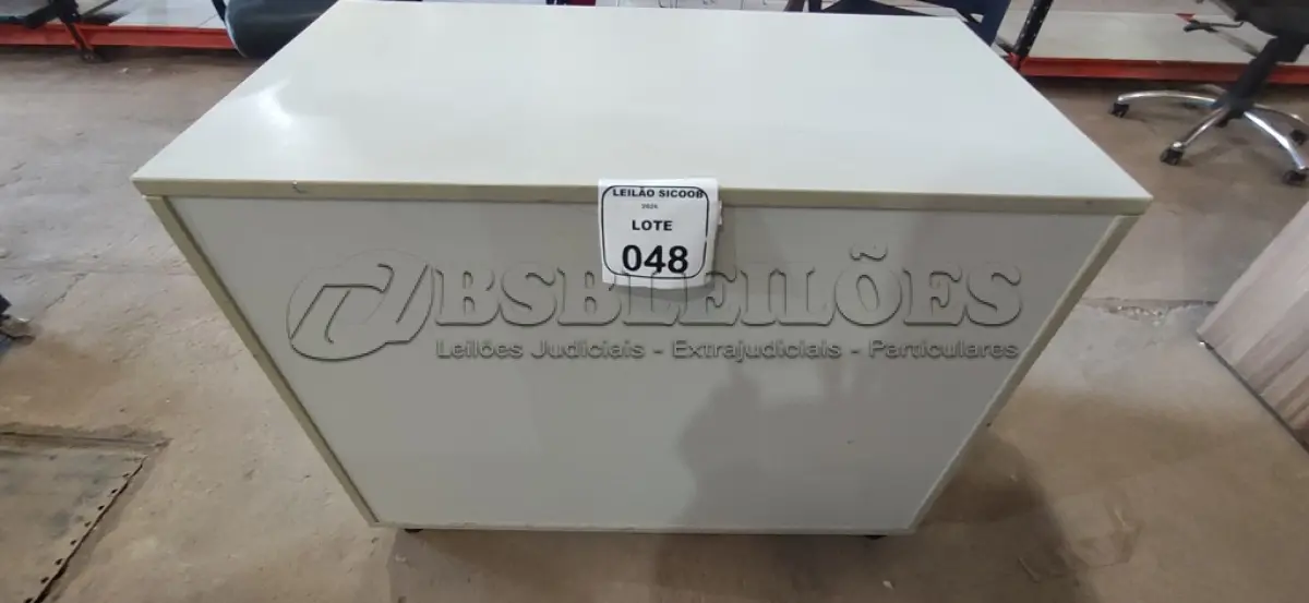 LOTE 048 - 01 ARMÁRIO EM MADEIRA COM PORTAS DE CORRER COM PRATELEIRA. (NO ESTADO) ATENÇÃO! FAZER A VISITAÇÃO ANTES DE ARREMATAR, NÃO SABEMOS SE FUNCIONA, LEILÃO NÃO TEM GARANTIA E NEM DEVOLUÇÃO, SUJEITO A POSSÍVEIS AVARIAS VISÍVEIS/OCULTAS E/OU AUSÊNCIA DE COMPONENTES.
