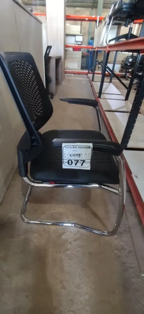 LOTE 077 - 01 CADEIRA PLAX METAL EXECUTIVA FIXA ESTRUTURA CROMADA. (NO ESTADO) ATENÇÃO! FAZER A VISITAÇÃO ANTES DE ARREMATAR, NÃO SABEMOS SE FUNCIONA, LEILÃO NÃO TEM GARANTIA E NEM DEVOLUÇÃO, SUJEITO A POSSÍVEIS AVARIAS VISÍVEIS/OCULTAS E/OU AUSÊNCIA DE COMPONENTES.