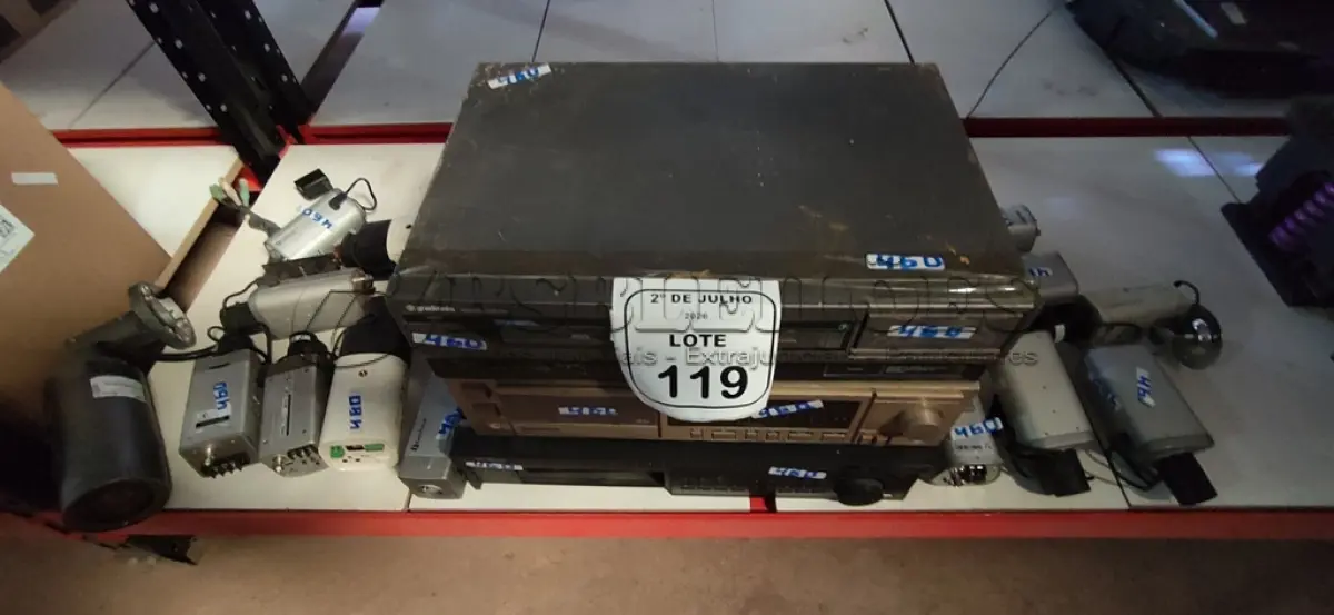 LOTE 119 - 01 TOCA FITAS, 01 MICROCOMPUTADOR MODELO EXPERT MSX MARCA GRADIENTE, 01 DVR MARCA INTELBRAS E VÁRIAS CÂMERAS DE MONITORAMENTO DE MARCAS E MODELOS DIVERSOS. (NO ESTADO) ATENÇÃO! FAZER A VISITAÇÃO ANTES DE ARREMATAR, NÃO SABEMOS SE FUNCIONA, LEILÃO NÃO TEM GARANTIA E NEM DEVOLUÇÃO, SUJEITO A POSSÍVEIS AVARIAS VISÍVEIS/OCULTAS E/OU AUSÊNCIA DE COMPONENTES.