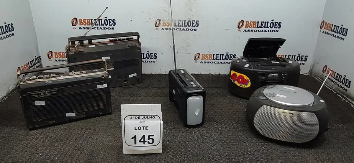 LOTE 145 - 02 APARELHOS DE SOM PORTÁTEIS E 02 RÁDIOS DE MODELOS ANTIGOS DE MARCAS E MODELOS DIVERSOS. (NO ESTADO) ATENÇÃO! FAZER A VISITAÇÃO ANTES DE ARREMATAR, NÃO SABEMOS SE FUNCIONA, LEILÃO NÃO TEM GARANTIA E NEM DEVOLUÇÃO, SUJEITO A POSSÍVEIS AVARIAS VISÍVEIS/OCULTAS E/OU AUSÊNCIA DE COMPONENTES.