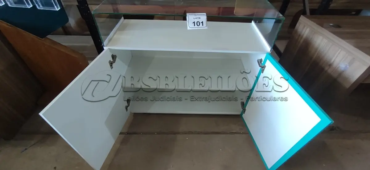 LOTE 101 - 01 ARMÁRIO EM MADEIRA 02 PORTAS COM PRATELEIRA E TAMPO EM VIDRO. (NO ESTADO) ATENÇÃO! FAZER A VISITAÇÃO ANTES DE ARREMATAR, NÃO SABEMOS SE FUNCIONA, LEILÃO NÃO TEM GARANTIA E NEM DEVOLUÇÃO, SUJEITO A POSSÍVEIS AVARIAS VISÍVEIS/OCULTAS E/OU AUSÊNCIA DE COMPONENTES.