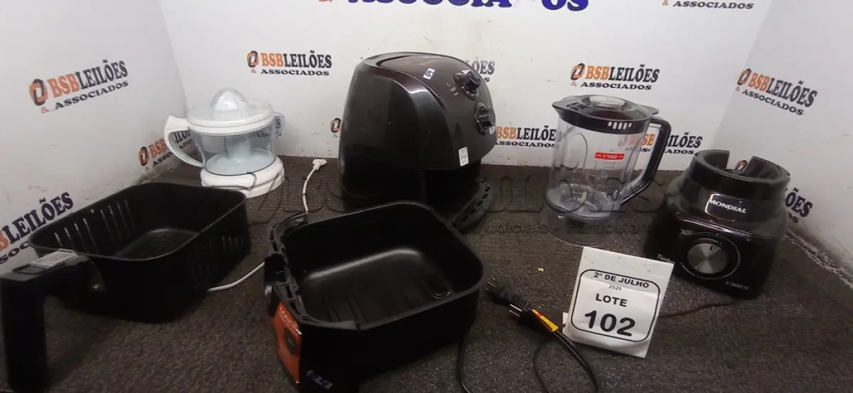 LOTE 102 - 01 AIR FRYER, 01 LIQUIDIFICADOR E 01 ESPREMEDOR DE FRUTAS. (NO ESTADO) ATENÇÃO! FAZER A VISITAÇÃO ANTES DE ARREMATAR, NÃO SABEMOS SE FUNCIONA, LEILÃO NÃO TEM GARANTIA E NEM DEVOLUÇÃO, SUJEITO A POSSÍVEIS AVARIAS VISÍVEIS/OCULTAS E/OU AUSÊNCIA DE COMPONENTES.