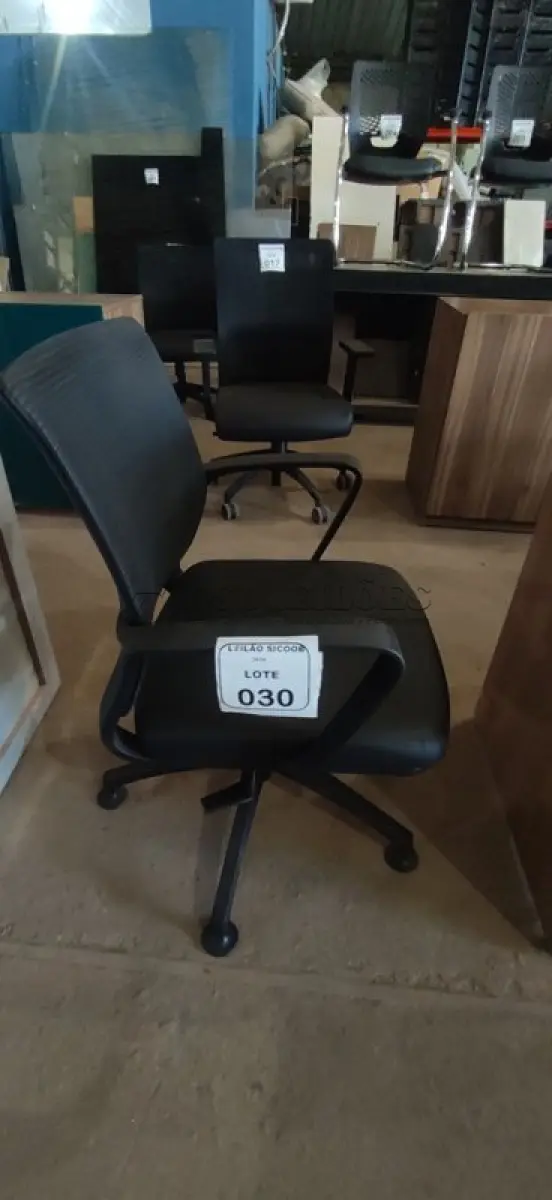 LOTE 030 - 01 CADEIRA PARA ESCRITÓRIO EXECUTIVA PRETA. (NO ESTADO) ATENÇÃO! FAZER A VISITAÇÃO ANTES DE ARREMATAR, NÃO SABEMOS SE FUNCIONA, LEILÃO NÃO TEM GARANTIA E NEM DEVOLUÇÃO, SUJEITO A POSSÍVEIS AVARIAS VISÍVEIS/OCULTAS E/OU AUSÊNCIA DE COMPONENTES.