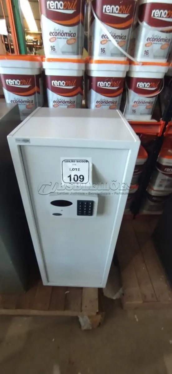 LOTE 109 - 01 COFRE DE AÇO COM FECHADURA DIGITAL. (NO ESTADO) ATENÇÃO! FAZER A VISITAÇÃO ANTES DE ARREMATAR, NÃO SABEMOS SE FUNCIONA, LEILÃO NÃO TEM GARANTIA E NEM DEVOLUÇÃO, SUJEITO A POSSÍVEIS AVARIAS VISÍVEIS/OCULTAS E/OU AUSÊNCIA DE COMPONENTES.