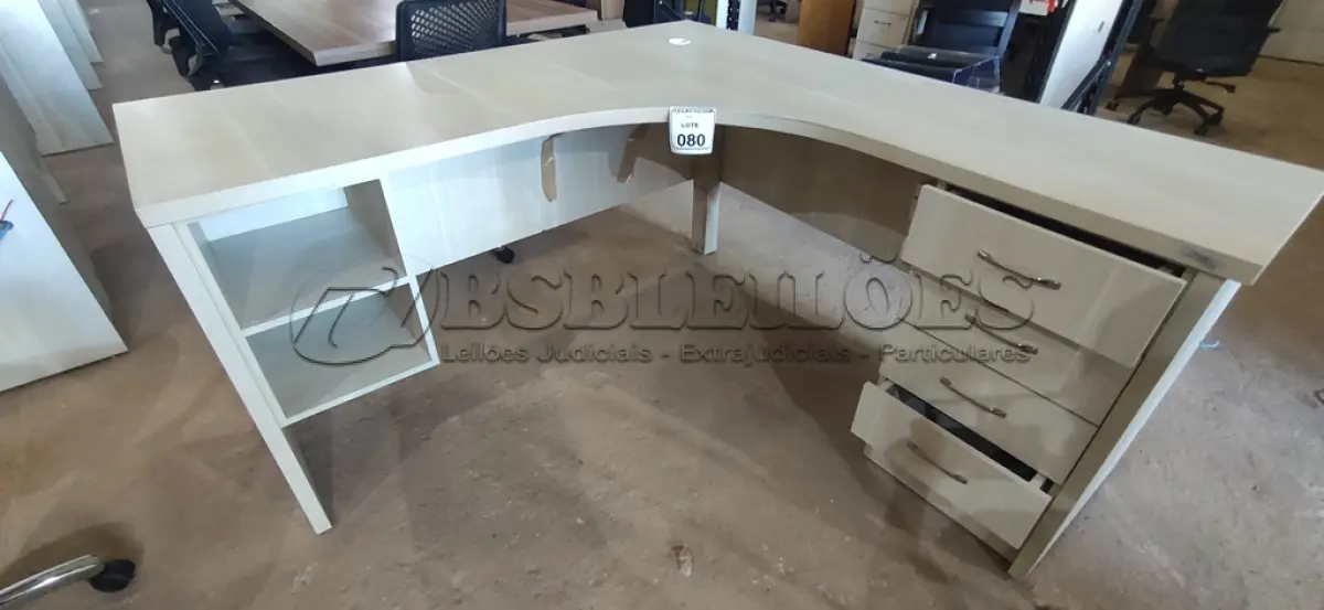 LOTE 080 - 01 MESA EM MADEIRA EM L COM 04 GAVETAS. (NO ESTADO) ATENÇÃO! FAZER A VISITAÇÃO ANTES DE ARREMATAR, NÃO SABEMOS SE FUNCIONA, LEILÃO NÃO TEM GARANTIA E NEM DEVOLUÇÃO, SUJEITO A POSSÍVEIS AVARIAS VISÍVEIS/OCULTAS E/OU AUSÊNCIA DE COMPONENTES.