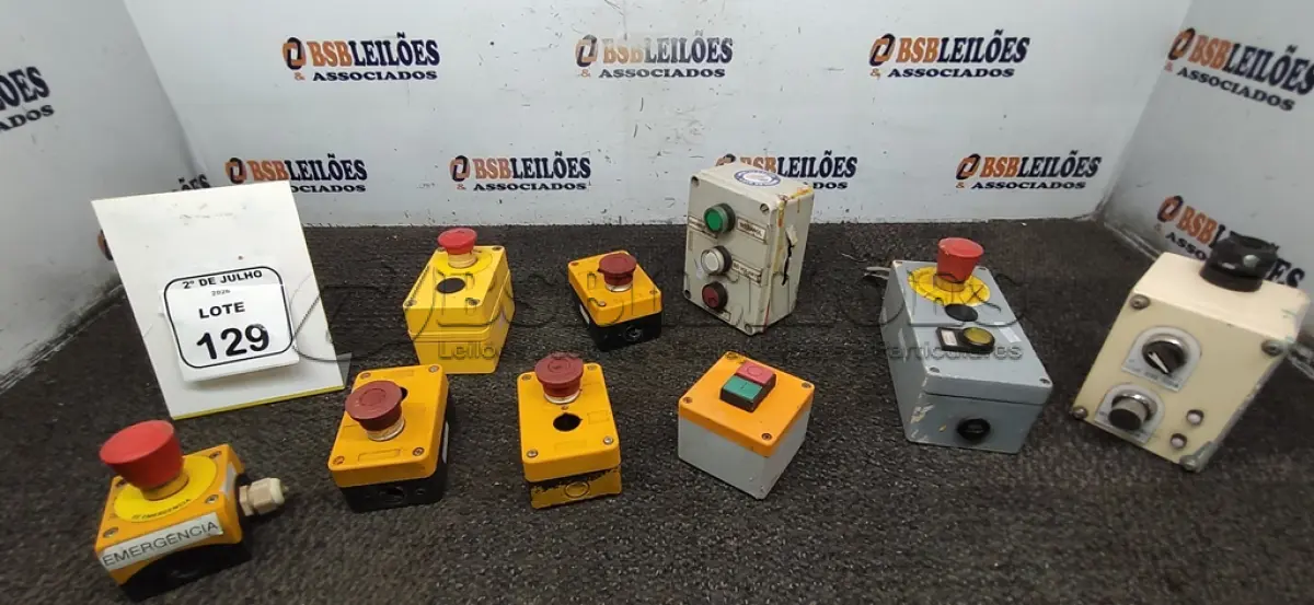 LOTE 129 - 09 BOTOEIRAS INDUSTRIAIS DE MARCAS E MODELOS DIVERSOS. (NO ESTADO) ATENÇÃO! FAZER A VISITAÇÃO ANTES DE ARREMATAR, NÃO SABEMOS SE FUNCIONA, LEILÃO NÃO TEM GARANTIA E NEM DEVOLUÇÃO, SUJEITO A POSSÍVEIS AVARIAS VISÍVEIS/OCULTAS E/OU AUSÊNCIA DE COMPONENTES.