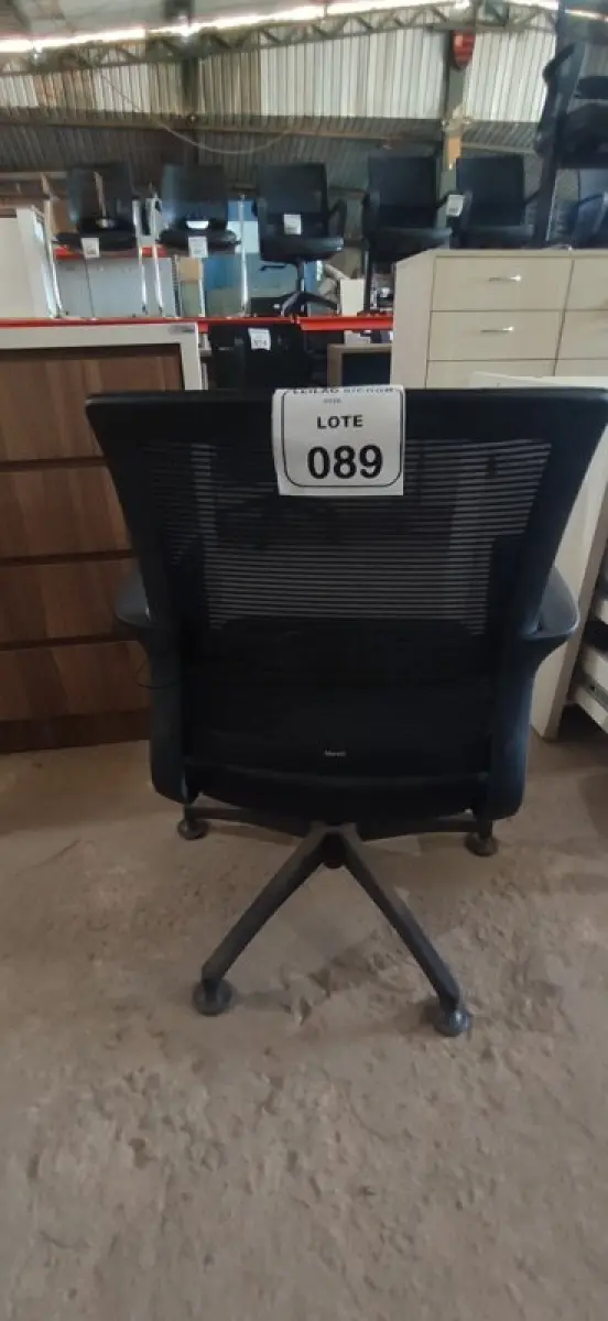 LOTE 089 - 01 CADEIRA PARA ESCRITÓRIO EXECUTIVA PRETA. (NO ESTADO) ATENÇÃO! FAZER A VISITAÇÃO ANTES DE ARREMATAR, NÃO SABEMOS SE FUNCIONA, LEILÃO NÃO TEM GARANTIA E NEM DEVOLUÇÃO, SUJEITO A POSSÍVEIS AVARIAS VISÍVEIS/OCULTAS E/OU AUSÊNCIA DE COMPONENTES.