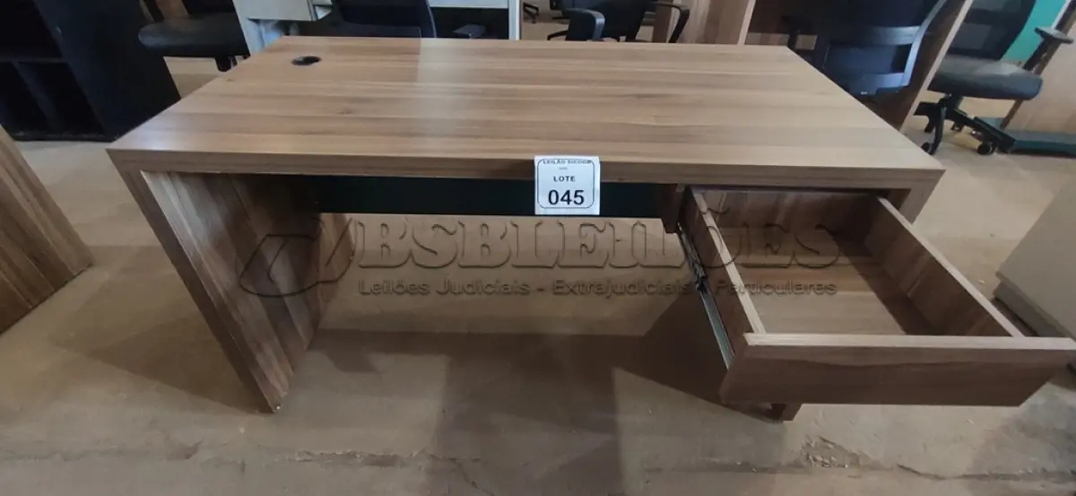 LOTE 045 - 01 MESA EM MADEIRA PARA ESCRITÓRIO COM GAVETA. (NO ESTADO) ATENÇÃO! FAZER A VISITAÇÃO ANTES DE ARREMATAR, NÃO SABEMOS SE FUNCIONA, LEILÃO NÃO TEM GARANTIA E NEM DEVOLUÇÃO, SUJEITO A POSSÍVEIS AVARIAS VISÍVEIS/OCULTAS E/OU AUSÊNCIA DE COMPONENTES.