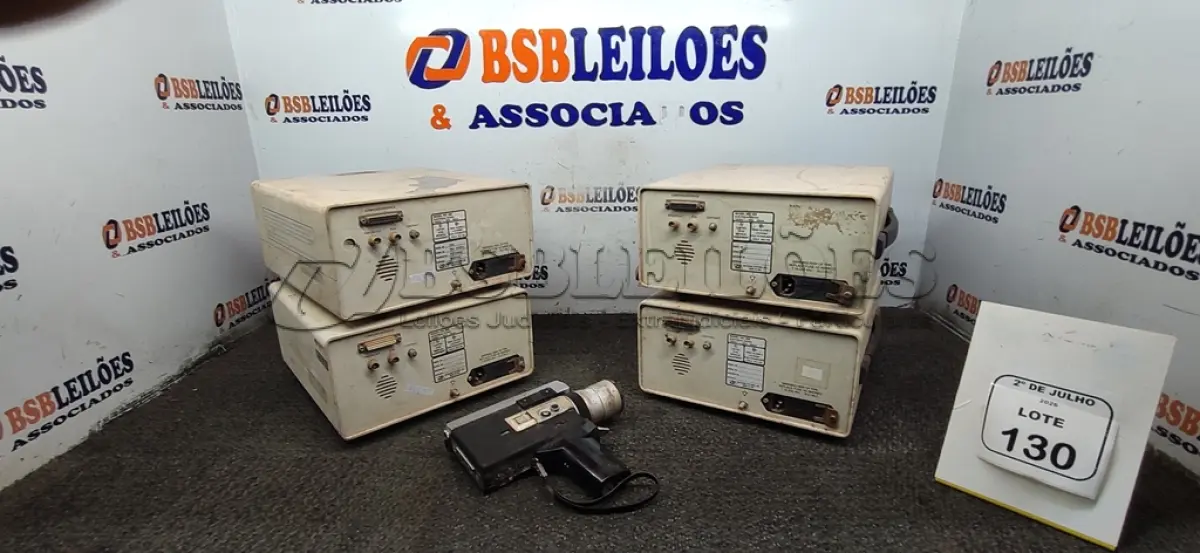 LOTE 130 - 01 FILMADORA ANTIGA E 04 MONITORES DE PACIENTE MODELO CRITICARE SYSTEMS 507. (NO ESTADO) ATENÇÃO! FAZER A VISITAÇÃO ANTES DE ARREMATAR, NÃO SABEMOS SE FUNCIONA, LEILÃO NÃO TEM GARANTIA E NEM DEVOLUÇÃO, SUJEITO A POSSÍVEIS AVARIAS VISÍVEIS/OCULTAS E/OU AUSÊNCIA DE COMPONENTES.