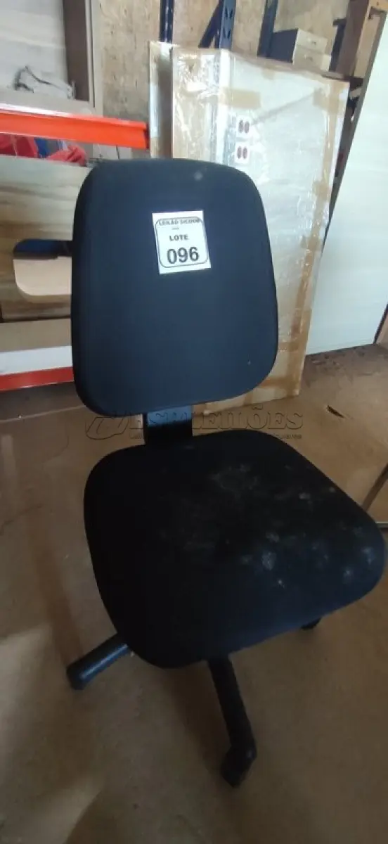 LOTE 096 - 01 CADEIRA GIRATÓRIA PARA ESCRITÓRIO. (NO ESTADO) ATENÇÃO! FAZER A VISITAÇÃO ANTES DE ARREMATAR, NÃO SABEMOS SE FUNCIONA, LEILÃO NÃO TEM GARANTIA E NEM DEVOLUÇÃO, SUJEITO A POSSÍVEIS AVARIAS VISÍVEIS/OCULTAS E/OU AUSÊNCIA DE COMPONENTES.