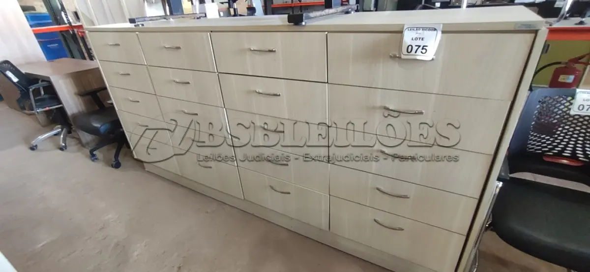 LOTE 075 - 01 ARMÁRIO EM MADEIRA COM 20 GAVETAS. (NO ESTADO) ATENÇÃO! FAZER A VISITAÇÃO ANTES DE ARREMATAR, NÃO SABEMOS SE FUNCIONA, LEILÃO NÃO TEM GARANTIA E NEM DEVOLUÇÃO, SUJEITO A POSSÍVEIS AVARIAS VISÍVEIS/OCULTAS E/OU AUSÊNCIA DE COMPONENTES.