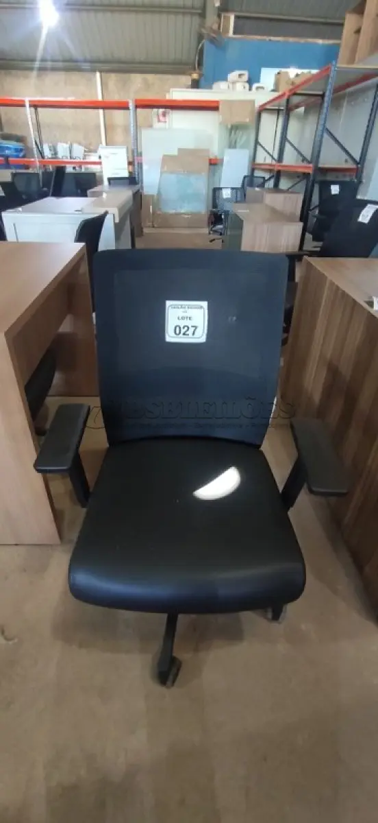 LOTE 027 - 01 CADEIRA PARA ESCRITÓRIO GIRATÓRIA ERGONÔMICA MARELLI COM ENCOSTO EM TELA MESH PRETA. (NO ESTADO) ATENÇÃO! FAZER A VISITAÇÃO ANTES DE ARREMATAR, NÃO SABEMOS SE FUNCIONA, LEILÃO NÃO TEM GARANTIA E NEM DEVOLUÇÃO, SUJEITO A POSSÍVEIS AVARIAS VISÍVEIS/OCULTAS E/OU AUSÊNCIA DE COMPONENTES.