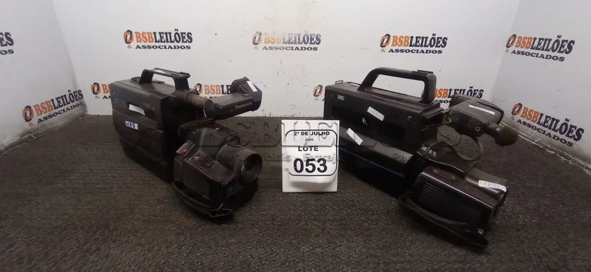LOTE 053 - 02 FILMADORAS VHS. (NO ESTADO) ATENÇÃO! FAZER A VISITAÇÃO ANTES DE ARREMATAR, NÃO SABEMOS SE FUNCIONA, LEILÃO NÃO TEM GARANTIA E NEM DEVOLUÇÃO, SUJEITO A POSSÍVEIS AVARIAS VISÍVEIS/OCULTAS E/OU AUSÊNCIA DE COMPONENTES.
