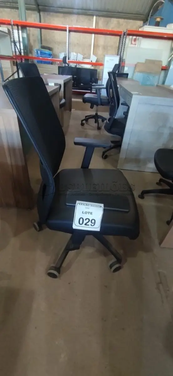 LOTE 029 - 01 CADEIRA PARA ESCRITÓRIO GIRATÓRIA ERGONÔMICA MARELLI COM ENCOSTO EM TELA MESH PRETA. (NO ESTADO) ATENÇÃO! FAZER A VISITAÇÃO ANTES DE ARREMATAR, NÃO SABEMOS SE FUNCIONA, LEILÃO NÃO TEM GARANTIA E NEM DEVOLUÇÃO, SUJEITO A POSSÍVEIS AVARIAS VISÍVEIS/OCULTAS E/OU AUSÊNCIA DE COMPONENTES.