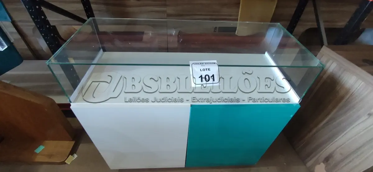 LOTE 101 - 01 ARMÁRIO EM MADEIRA 02 PORTAS COM PRATELEIRA E TAMPO EM VIDRO. (NO ESTADO) ATENÇÃO! FAZER A VISITAÇÃO ANTES DE ARREMATAR, NÃO SABEMOS SE FUNCIONA, LEILÃO NÃO TEM GARANTIA E NEM DEVOLUÇÃO, SUJEITO A POSSÍVEIS AVARIAS VISÍVEIS/OCULTAS E/OU AUSÊNCIA DE COMPONENTES.