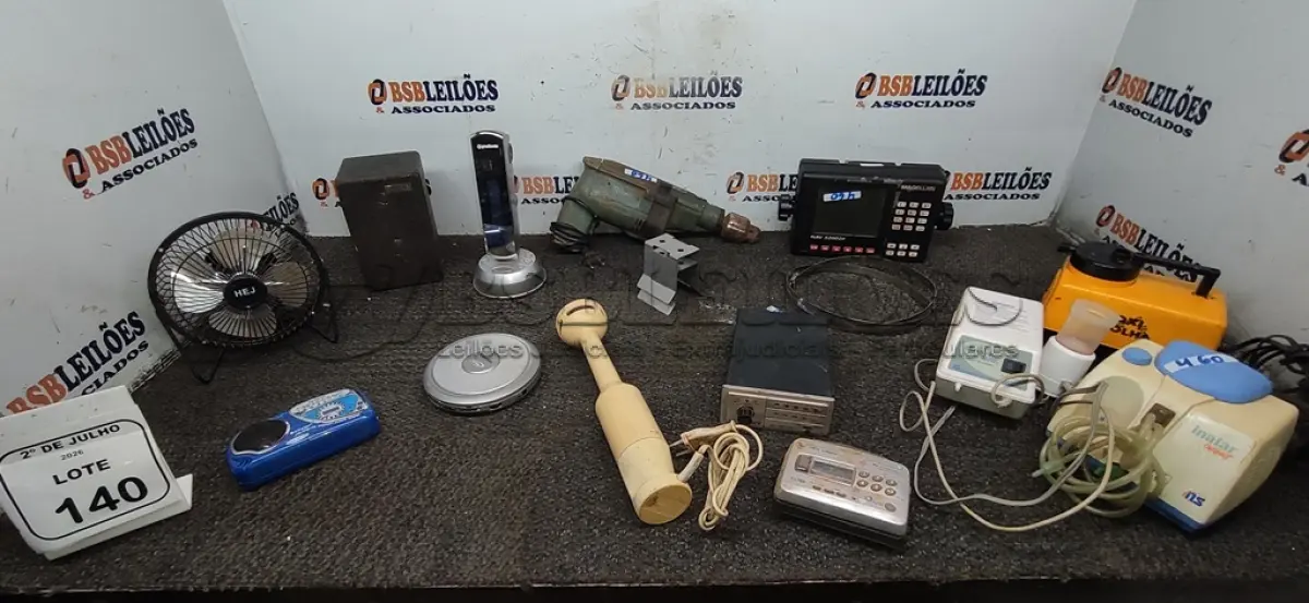 LOTE 140 - 01 RECEPTOR GPS MARÍTIMO MODELO NAV 5200DX MARCA MEGALLAN, 01 MÁQUINA DE FAZER BOLHA, 01 FURADEIRA E VÁRIOS ELETRÔNICOS DIVERSOS. (NO ESTADO) ATENÇÃO! FAZER A VISITAÇÃO ANTES DE ARREMATAR, NÃO SABEMOS SE FUNCIONA, LEILÃO NÃO TEM GARANTIA E NEM DEVOLUÇÃO, SUJEITO A POSSÍVEIS AVARIAS VISÍVEIS/OCULTAS E/OU AUSÊNCIA DE COMPONENTES.