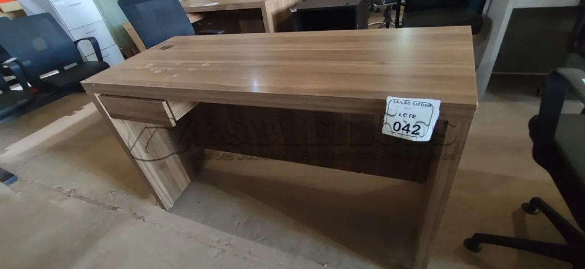 LOTE 042 - 01 MESA EM MADEIRA PARA ESCRITÓRIO COM GAVETA. (NO ESTADO) ATENÇÃO! FAZER A VISITAÇÃO ANTES DE ARREMATAR, NÃO SABEMOS SE FUNCIONA, LEILÃO NÃO TEM GARANTIA E NEM DEVOLUÇÃO, SUJEITO A POSSÍVEIS AVARIAS VISÍVEIS/OCULTAS E/OU AUSÊNCIA DE COMPONENTES.