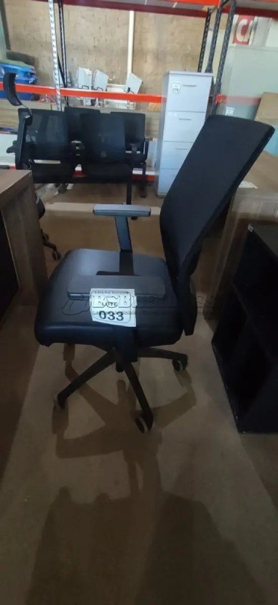 LOTE 033 - 01 CADEIRA PARA ESCRITÓRIO GIRATÓRIA ERGONÔMICA MARELLI COM ENCOSTO EM TELA MESH PRETA. (NO ESTADO) ATENÇÃO! FAZER A VISITAÇÃO ANTES DE ARREMATAR, NÃO SABEMOS SE FUNCIONA, LEILÃO NÃO TEM GARANTIA E NEM DEVOLUÇÃO, SUJEITO A POSSÍVEIS AVARIAS VISÍVEIS/OCULTAS E/OU AUSÊNCIA DE COMPONENTES.