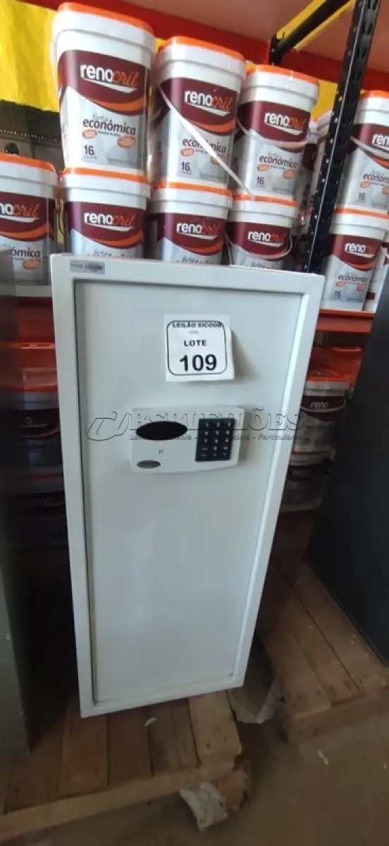 LOTE 109 - 01 COFRE DE AÇO COM FECHADURA DIGITAL. (NO ESTADO) ATENÇÃO! FAZER A VISITAÇÃO ANTES DE ARREMATAR, NÃO SABEMOS SE FUNCIONA, LEILÃO NÃO TEM GARANTIA E NEM DEVOLUÇÃO, SUJEITO A POSSÍVEIS AVARIAS VISÍVEIS/OCULTAS E/OU AUSÊNCIA DE COMPONENTES.