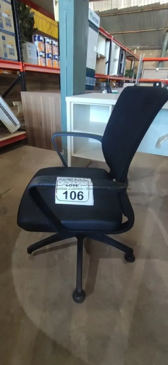 LOTE 106 - 01 CADEIRA PARA ESCRITÓRIO EXECUTIVA PRETA. (NO ESTADO) ATENÇÃO! FAZER A VISITAÇÃO ANTES DE ARREMATAR, NÃO SABEMOS SE FUNCIONA, LEILÃO NÃO TEM GARANTIA E NEM DEVOLUÇÃO, SUJEITO A POSSÍVEIS AVARIAS VISÍVEIS/OCULTAS E/OU AUSÊNCIA DE COMPONENTES.