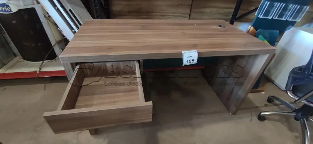 LOTE 105 - 01 MESA EM MADEIRA PARA ESCRITÓRIO COM GAVETA. (NO ESTADO) ATENÇÃO! FAZER A VISITAÇÃO ANTES DE ARREMATAR, NÃO SABEMOS SE FUNCIONA, LEILÃO NÃO TEM GARANTIA E NEM DEVOLUÇÃO, SUJEITO A POSSÍVEIS AVARIAS VISÍVEIS/OCULTAS E/OU AUSÊNCIA DE COMPONENTES.