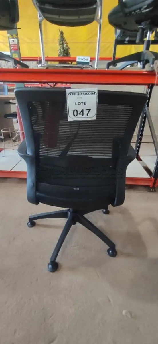 LOTE 047 - 01 CADEIRA PARA ESCRITÓRIO EXECUTIVA PRETA. (NO ESTADO) ATENÇÃO! FAZER A VISITAÇÃO ANTES DE ARREMATAR, NÃO SABEMOS SE FUNCIONA, LEILÃO NÃO TEM GARANTIA E NEM DEVOLUÇÃO, SUJEITO A POSSÍVEIS AVARIAS VISÍVEIS/OCULTAS E/OU AUSÊNCIA DE COMPONENTES.