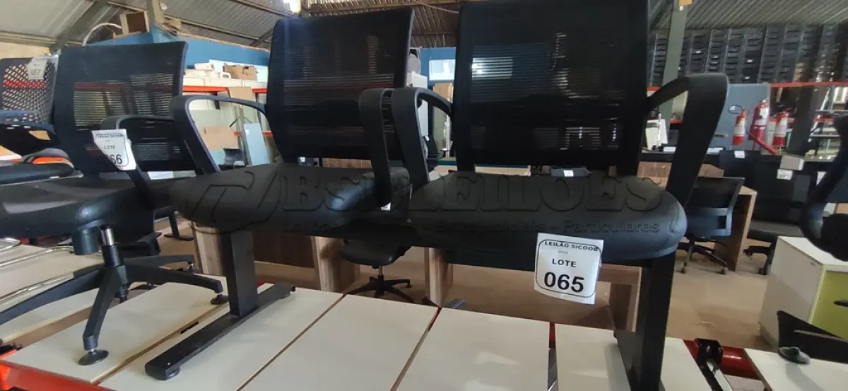 LOTE 065 - 01 LONGARINA MARELLI NA COR PRETAS COM ENCOSTO DE TELA. (NO ESTADO) ATENÇÃO! FAZER A VISITAÇÃO ANTES DE ARREMATAR, NÃO SABEMOS SE FUNCIONA, LEILÃO NÃO TEM GARANTIA E NEM DEVOLUÇÃO, SUJEITO A POSSÍVEIS AVARIAS VISÍVEIS/OCULTAS E/OU AUSÊNCIA DE COMPONENTES.