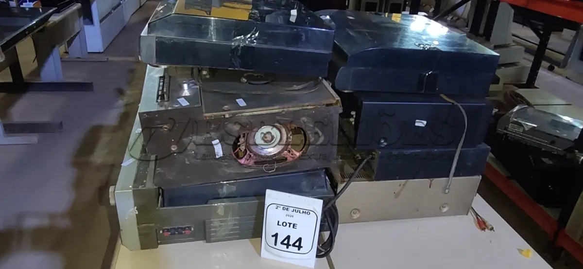 LOTE 144 - 02 TOCA VINIL, 01 TRANSCEPTOR MONOCROMÁTICO, 01 APARELHO DE VÍDEO CASSETE E VÁRIOS APARELHOS DE ÁUDIO DE MODELOS ANTIGOS DIVERSOS. (NO ESTADO) ATENÇÃO! FAZER A VISITAÇÃO ANTES DE ARREMATAR, NÃO SABEMOS SE FUNCIONA, LEILÃO NÃO TEM GARANTIA E NEM DEVOLUÇÃO, SUJEITO A POSSÍVEIS AVARIAS VISÍVEIS/OCULTAS E/OU AUSÊNCIA DE COMPONENTES.