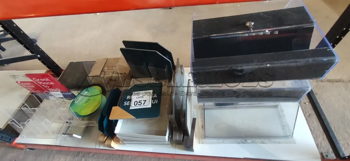 LOTE 057 - 01 LOTE COM MATERIAIS PARA ESCRITÓRIO E PORTA PANFLETOS. (NO ESTADO) ATENÇÃO! FAZER A VISITAÇÃO ANTES DE ARREMATAR, NÃO SABEMOS SE FUNCIONA, LEILÃO NÃO TEM GARANTIA E NEM DEVOLUÇÃO, SUJEITO A POSSÍVEIS AVARIAS VISÍVEIS/OCULTAS E/OU AUSÊNCIA DE COMPONENTES.