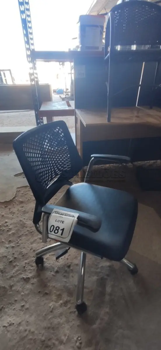 LOTE 081 - 01 CADEIRA PLAX METAL EXECUTIVA GIRATÓRIA COM BASE CROMADA. (NO ESTADO) ATENÇÃO! FAZER A VISITAÇÃO ANTES DE ARREMATAR, NÃO SABEMOS SE FUNCIONA, LEILÃO NÃO TEM GARANTIA E NEM DEVOLUÇÃO, SUJEITO A POSSÍVEIS AVARIAS VISÍVEIS/OCULTAS E/OU AUSÊNCIA DE COMPONENTES.