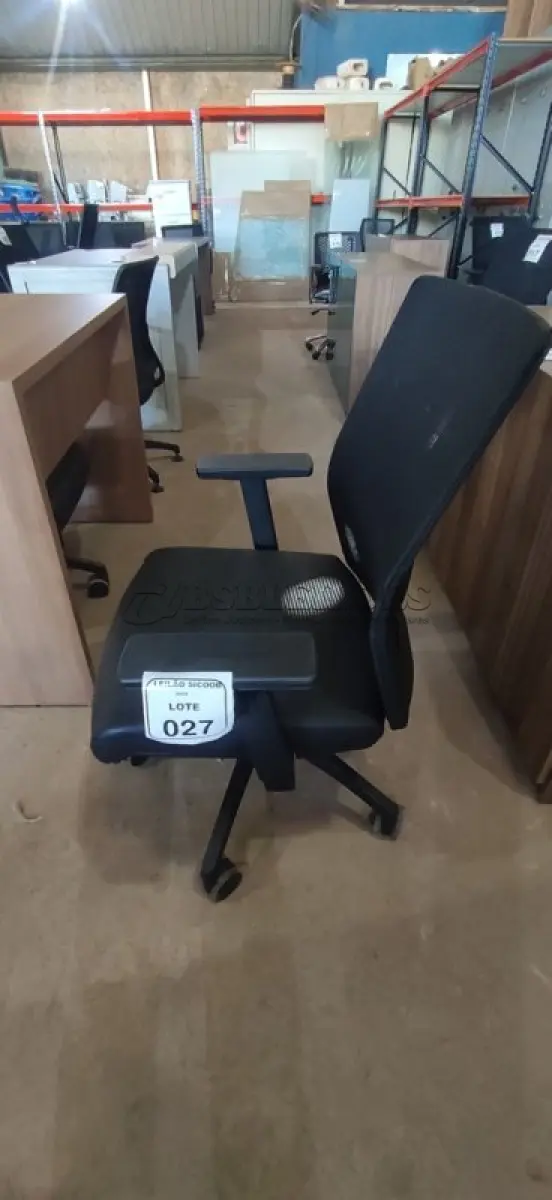 LOTE 027 - 01 CADEIRA PARA ESCRITÓRIO GIRATÓRIA ERGONÔMICA MARELLI COM ENCOSTO EM TELA MESH PRETA. (NO ESTADO) ATENÇÃO! FAZER A VISITAÇÃO ANTES DE ARREMATAR, NÃO SABEMOS SE FUNCIONA, LEILÃO NÃO TEM GARANTIA E NEM DEVOLUÇÃO, SUJEITO A POSSÍVEIS AVARIAS VISÍVEIS/OCULTAS E/OU AUSÊNCIA DE COMPONENTES.