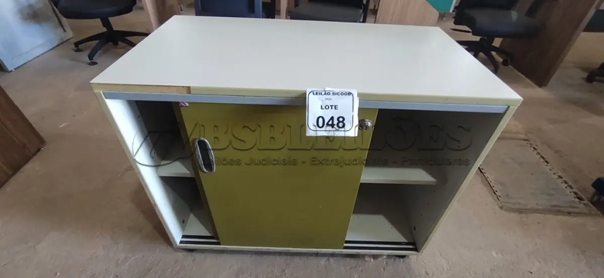 LOTE 048 - 01 ARMÁRIO EM MADEIRA COM PORTAS DE CORRER COM PRATELEIRA. (NO ESTADO) ATENÇÃO! FAZER A VISITAÇÃO ANTES DE ARREMATAR, NÃO SABEMOS SE FUNCIONA, LEILÃO NÃO TEM GARANTIA E NEM DEVOLUÇÃO, SUJEITO A POSSÍVEIS AVARIAS VISÍVEIS/OCULTAS E/OU AUSÊNCIA DE COMPONENTES.