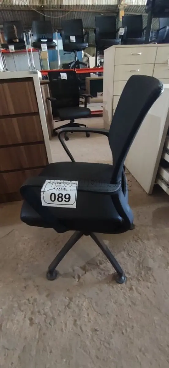 LOTE 089 - 01 CADEIRA PARA ESCRITÓRIO EXECUTIVA PRETA. (NO ESTADO) ATENÇÃO! FAZER A VISITAÇÃO ANTES DE ARREMATAR, NÃO SABEMOS SE FUNCIONA, LEILÃO NÃO TEM GARANTIA E NEM DEVOLUÇÃO, SUJEITO A POSSÍVEIS AVARIAS VISÍVEIS/OCULTAS E/OU AUSÊNCIA DE COMPONENTES.