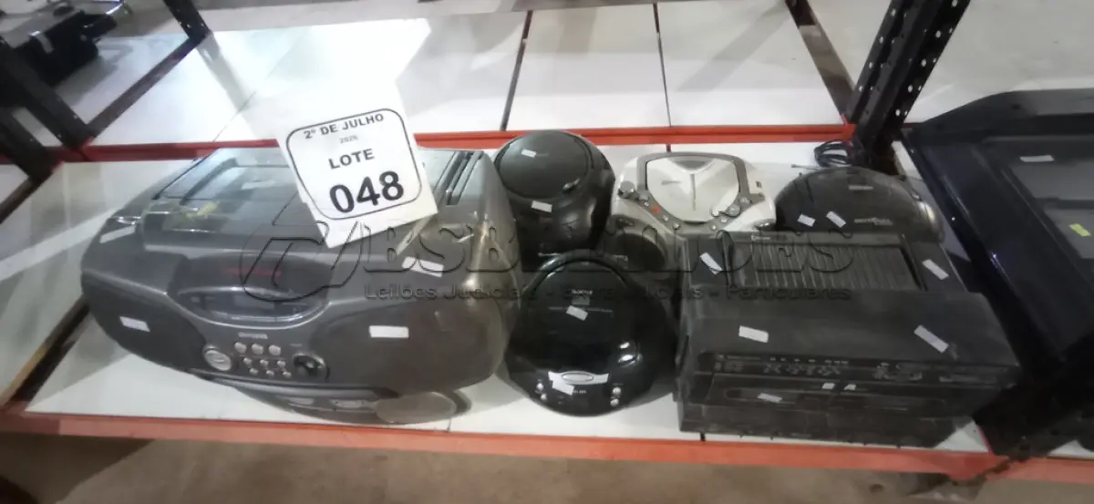 LOTE 048 - 08 APARELHOS DE SOM DE MARCAS E MODELOS DIVERSOS. (NO ESTADO) ATENÇÃO! FAZER A VISITAÇÃO ANTES DE ARREMATAR, NÃO SABEMOS SE FUNCIONA, LEILÃO NÃO TEM GARANTIA E NEM DEVOLUÇÃO, SUJEITO A POSSÍVEIS AVARIAS VISÍVEIS/OCULTAS E/OU AUSÊNCIA DE COMPONENTES.