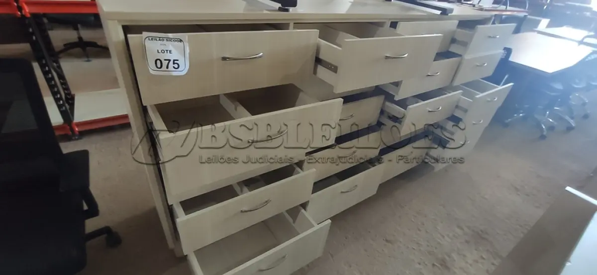 LOTE 075 - 01 ARMÁRIO EM MADEIRA COM 20 GAVETAS. (NO ESTADO) ATENÇÃO! FAZER A VISITAÇÃO ANTES DE ARREMATAR, NÃO SABEMOS SE FUNCIONA, LEILÃO NÃO TEM GARANTIA E NEM DEVOLUÇÃO, SUJEITO A POSSÍVEIS AVARIAS VISÍVEIS/OCULTAS E/OU AUSÊNCIA DE COMPONENTES.