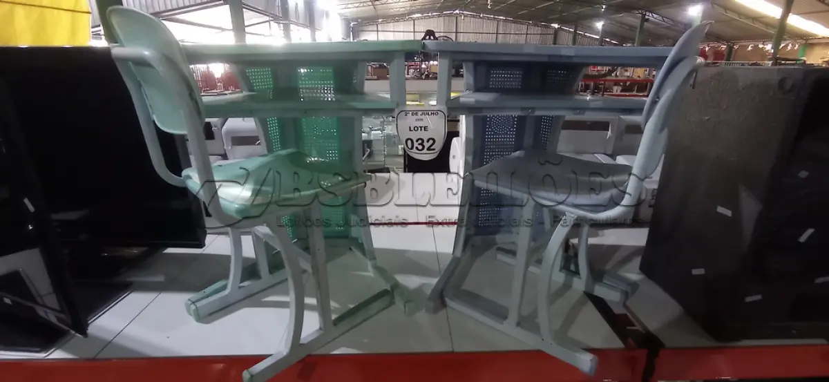 LOTE 032 - 02 CADEIRAS COM MESA ESCOLAR INFANTIL. (NO ESTADO) ATENÇÃO! FAZER A VISITAÇÃO ANTES DE ARREMATAR, NÃO SABEMOS SE FUNCIONA, LEILÃO NÃO TEM GARANTIA E NEM DEVOLUÇÃO, SUJEITO A POSSÍVEIS AVARIAS VISÍVEIS/OCULTAS E/OU AUSÊNCIA DE COMPONENTES.