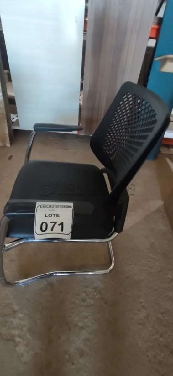 LOTE 071 - 01 CADEIRA PLAX METAL EXECUTIVA FIXA ESTRUTURA CROMADA. (NO ESTADO) ATENÇÃO! FAZER A VISITAÇÃO ANTES DE ARREMATAR, NÃO SABEMOS SE FUNCIONA, LEILÃO NÃO TEM GARANTIA E NEM DEVOLUÇÃO, SUJEITO A POSSÍVEIS AVARIAS VISÍVEIS/OCULTAS E/OU AUSÊNCIA DE COMPONENTES.
