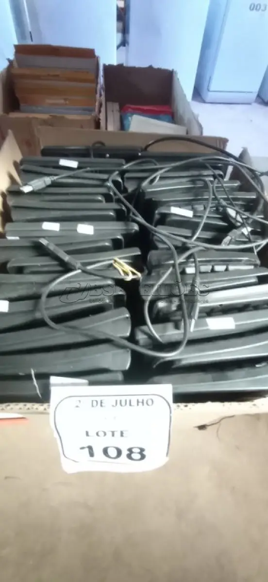LOTE 108 - 01 LOTE COM GRANDE QUANTIDADE DE TECLADOS DE PC DE MARCAS E MODELOS DIVERSOS. (NO ESTADO) ATENÇÃO! FAZER A VISITAÇÃO ANTES DE ARREMATAR, NÃO SABEMOS SE FUNCIONA, LEILÃO NÃO TEM GARANTIA E NEM DEVOLUÇÃO, SUJEITO A POSSÍVEIS AVARIAS VISÍVEIS/OCULTAS E/OU AUSÊNCIA DE COMPONENTES.