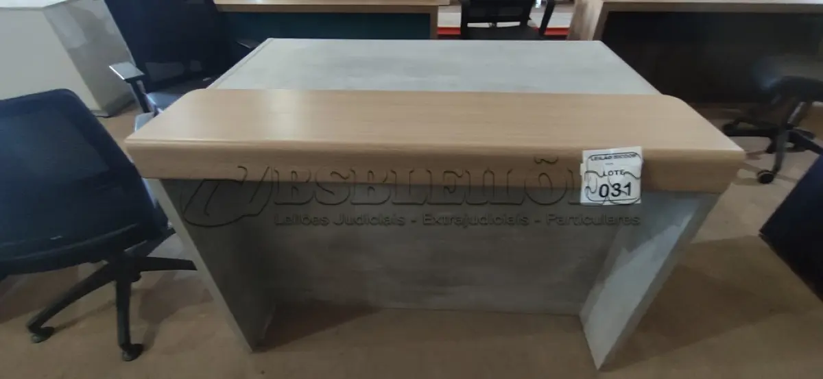 LOTE 031 - 01 MESA EM MADEIRA PARA ESCRITÓRIO /CAIXA NA COR CINZA. (NO ESTADO) ATENÇÃO! FAZER A VISITAÇÃO ANTES DE ARREMATAR, NÃO SABEMOS SE FUNCIONA, LEILÃO NÃO TEM GARANTIA E NEM DEVOLUÇÃO, SUJEITO A POSSÍVEIS AVARIAS VISÍVEIS/OCULTAS E/OU AUSÊNCIA DE COMPONENTES.