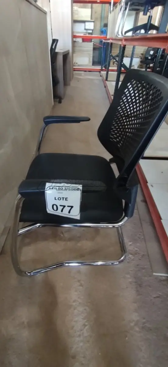 LOTE 077 - 01 CADEIRA PLAX METAL EXECUTIVA FIXA ESTRUTURA CROMADA. (NO ESTADO) ATENÇÃO! FAZER A VISITAÇÃO ANTES DE ARREMATAR, NÃO SABEMOS SE FUNCIONA, LEILÃO NÃO TEM GARANTIA E NEM DEVOLUÇÃO, SUJEITO A POSSÍVEIS AVARIAS VISÍVEIS/OCULTAS E/OU AUSÊNCIA DE COMPONENTES.