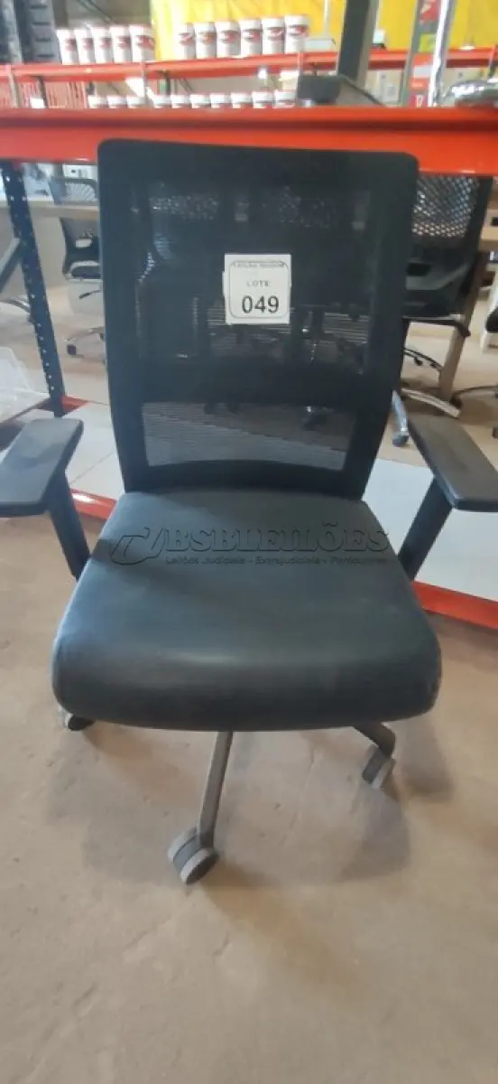 LOTE 049 - 01 CADEIRA PARA ESCRITÓRIO GIRATÓRIA ERGONÔMICA MARELLI COM ENCOSTO EM TELA MESH PRETA. (NO ESTADO) ATENÇÃO! FAZER A VISITAÇÃO ANTES DE ARREMATAR, NÃO SABEMOS SE FUNCIONA, LEILÃO NÃO TEM GARANTIA E NEM DEVOLUÇÃO, SUJEITO A POSSÍVEIS AVARIAS VISÍVEIS/OCULTAS E/OU AUSÊNCIA DE COMPONENTES.