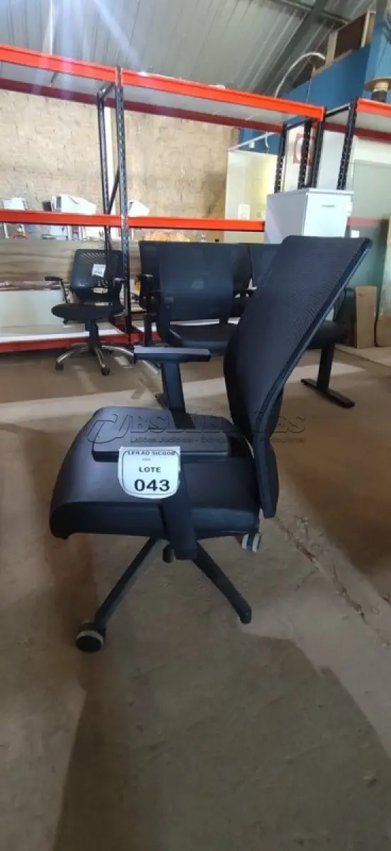 LOTE 043 - 01 CADEIRA PARA ESCRITÓRIO GIRATÓRIA ERGONÔMICA KATA BONNO COM ENCOSTO EM TELA MESH PRETA. (NO ESTADO) ATENÇÃO! FAZER A VISITAÇÃO ANTES DE ARREMATAR, NÃO SABEMOS SE FUNCIONA, LEILÃO NÃO TEM GARANTIA E NEM DEVOLUÇÃO, SUJEITO A POSSÍVEIS AVARIAS VISÍVEIS/OCULTAS E/OU AUSÊNCIA DE COMPONENTES.