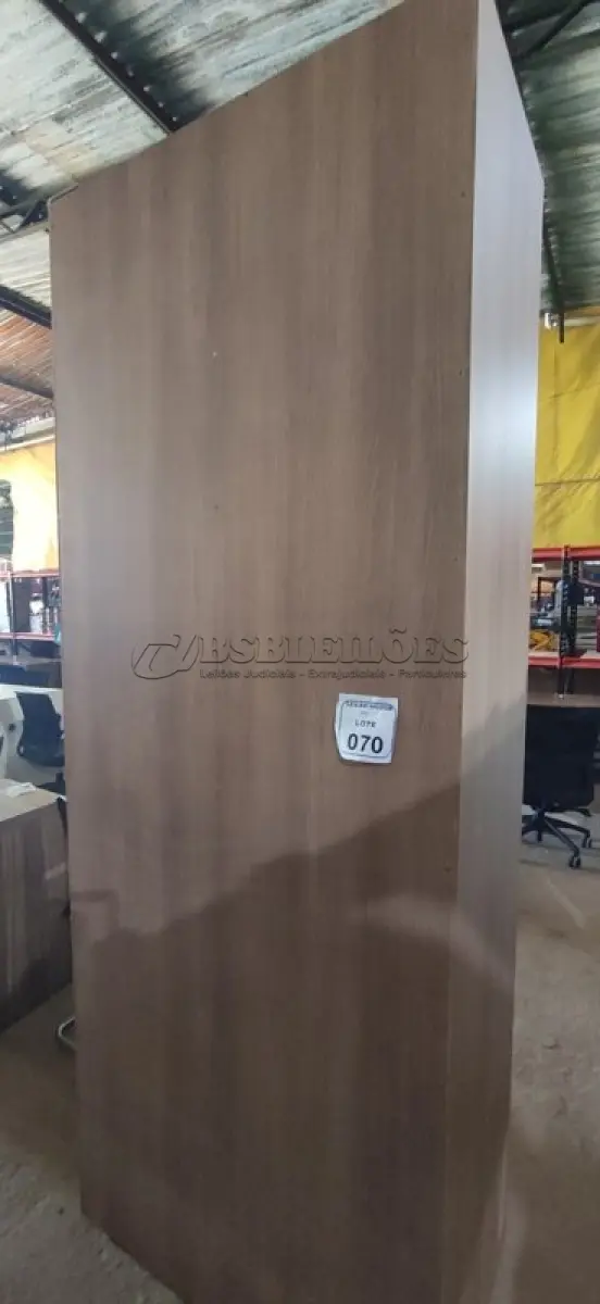 LOTE 070 - 01 ARMÁRIO EM MADEIRA COM 10 PORTAS. (NO ESTADO) ATENÇÃO! FAZER A VISITAÇÃO ANTES DE ARREMATAR, NÃO SABEMOS SE FUNCIONA, LEILÃO NÃO TEM GARANTIA E NEM DEVOLUÇÃO, SUJEITO A POSSÍVEIS AVARIAS VISÍVEIS/OCULTAS E/OU AUSÊNCIA DE COMPONENTES.