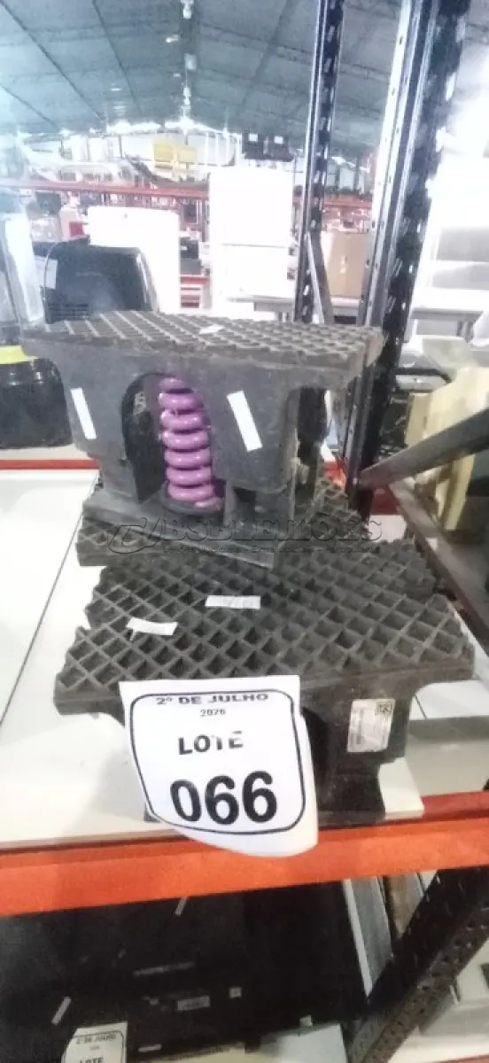 LOTE 066 - 05 ISOLADORES DE VIBRAÇÃO INDUSTRIAL MARCA VMC GROUP. (NO ESTADO) ATENÇÃO! FAZER A VISITAÇÃO ANTES DE ARREMATAR, NÃO SABEMOS SE FUNCIONA, LEILÃO NÃO TEM GARANTIA E NEM DEVOLUÇÃO, SUJEITO A POSSÍVEIS AVARIAS VISÍVEIS/OCULTAS E/OU AUSÊNCIA DE COMPONENTES.