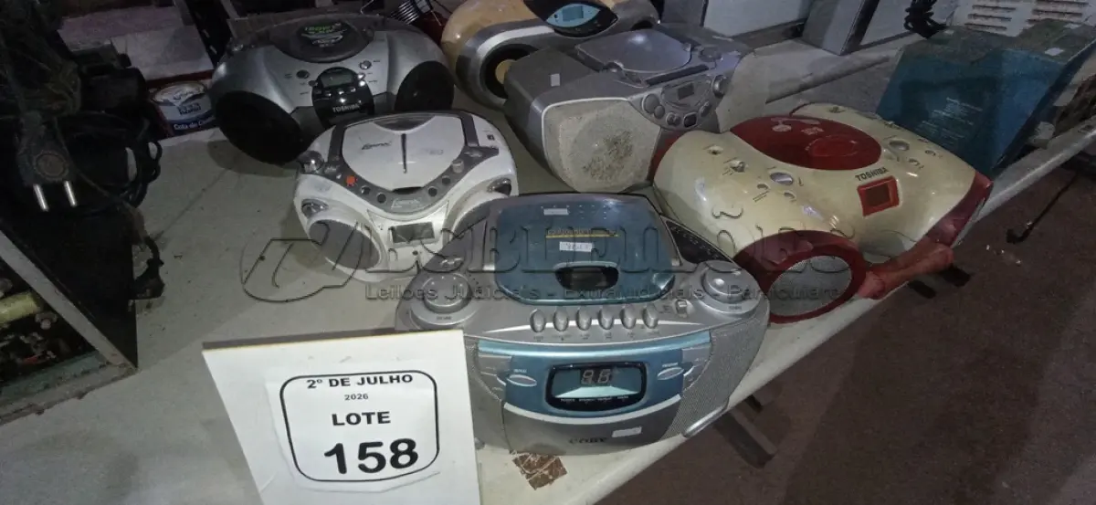 LOTE 158 - 06 APARELHOS DE SOM PORTÁTEIS DE MARCAS E MODELOS DIVERSOS. (NO ESTADO) ATENÇÃO! FAZER A VISITAÇÃO ANTES DE ARREMATAR, NÃO SABEMOS SE FUNCIONA, LEILÃO NÃO TEM GARANTIA E NEM DEVOLUÇÃO, SUJEITO A POSSÍVEIS AVARIAS VISÍVEIS/OCULTAS E/OU AUSÊNCIA DE COMPONENTES.